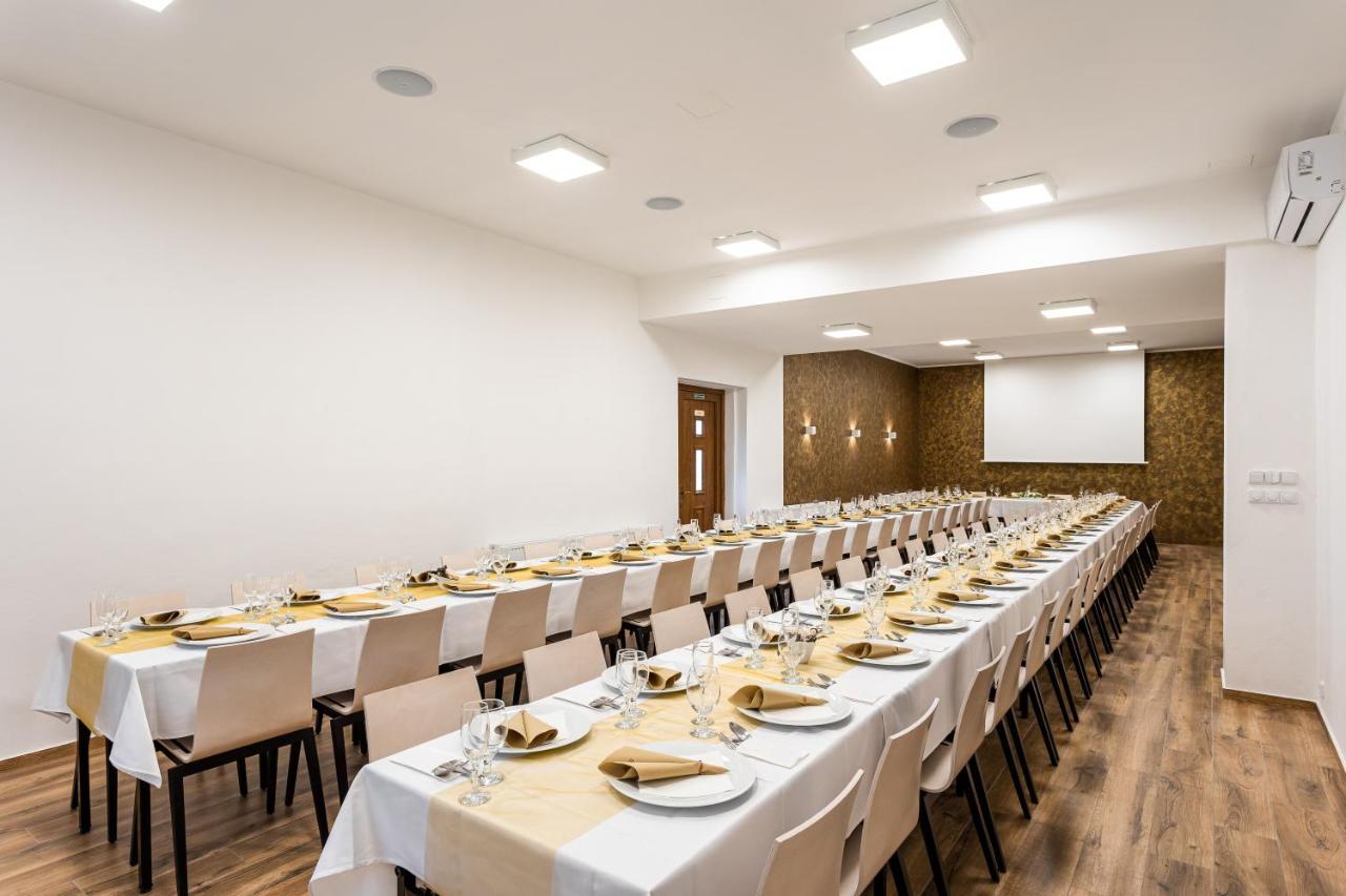 Hotel Jordanek Opočno エクステリア 写真