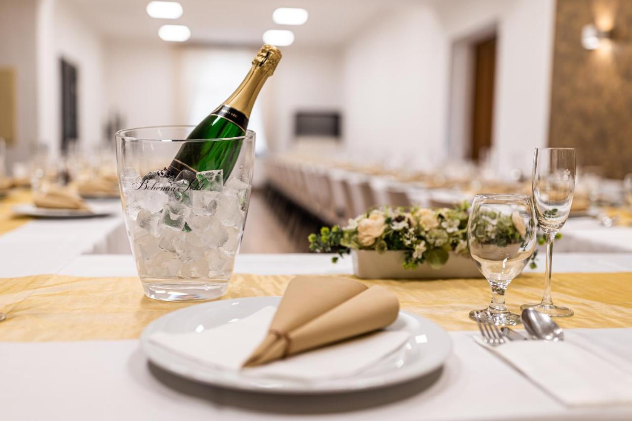 Hotel Jordanek Opočno エクステリア 写真