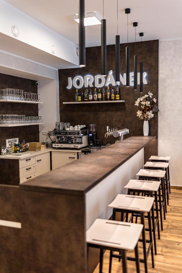 Hotel Jordanek Opočno エクステリア 写真
