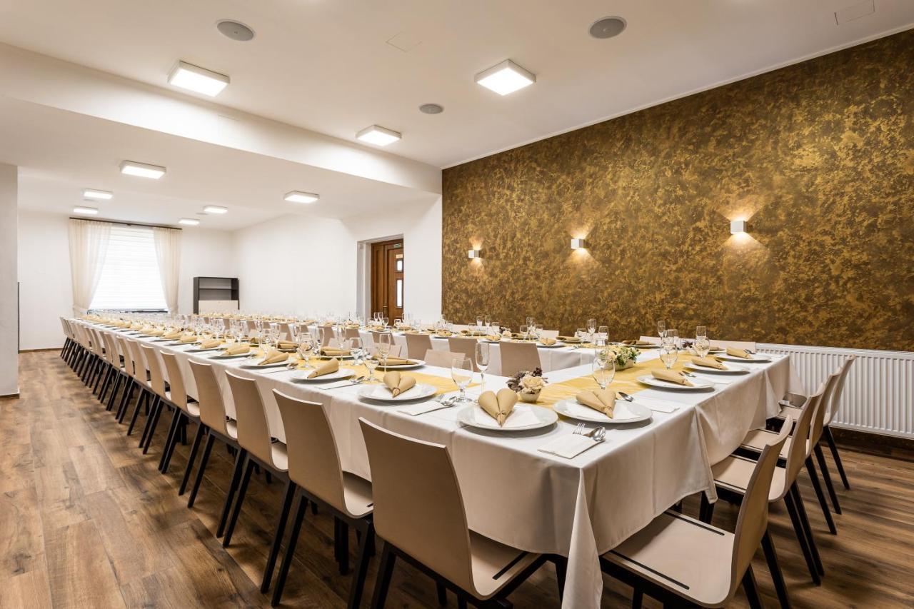 Hotel Jordanek Opočno エクステリア 写真