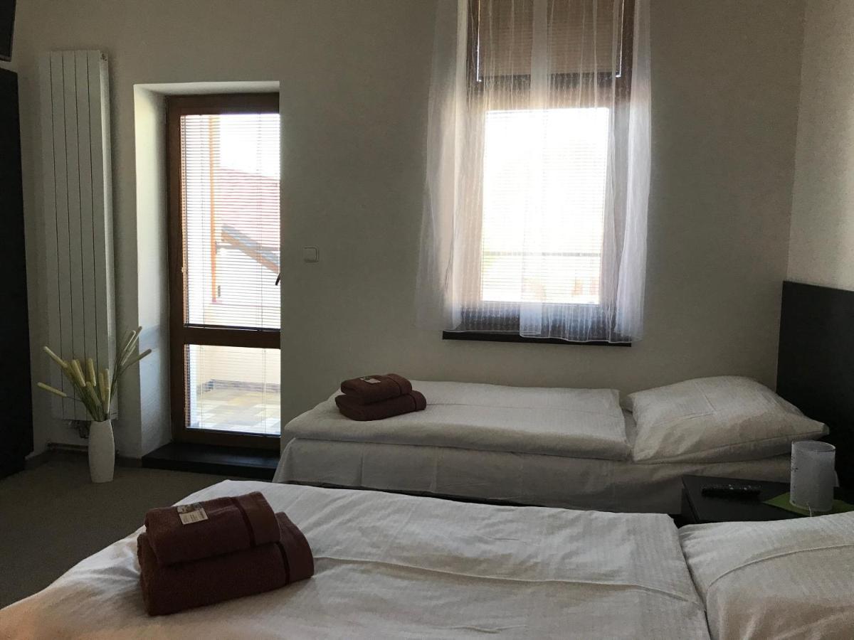 Hotel Jordanek Opočno エクステリア 写真