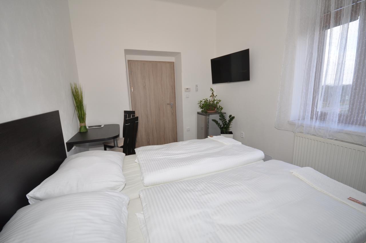 Hotel Jordanek Opočno エクステリア 写真
