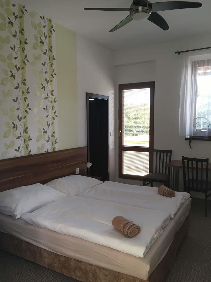 Hotel Jordanek Opočno エクステリア 写真