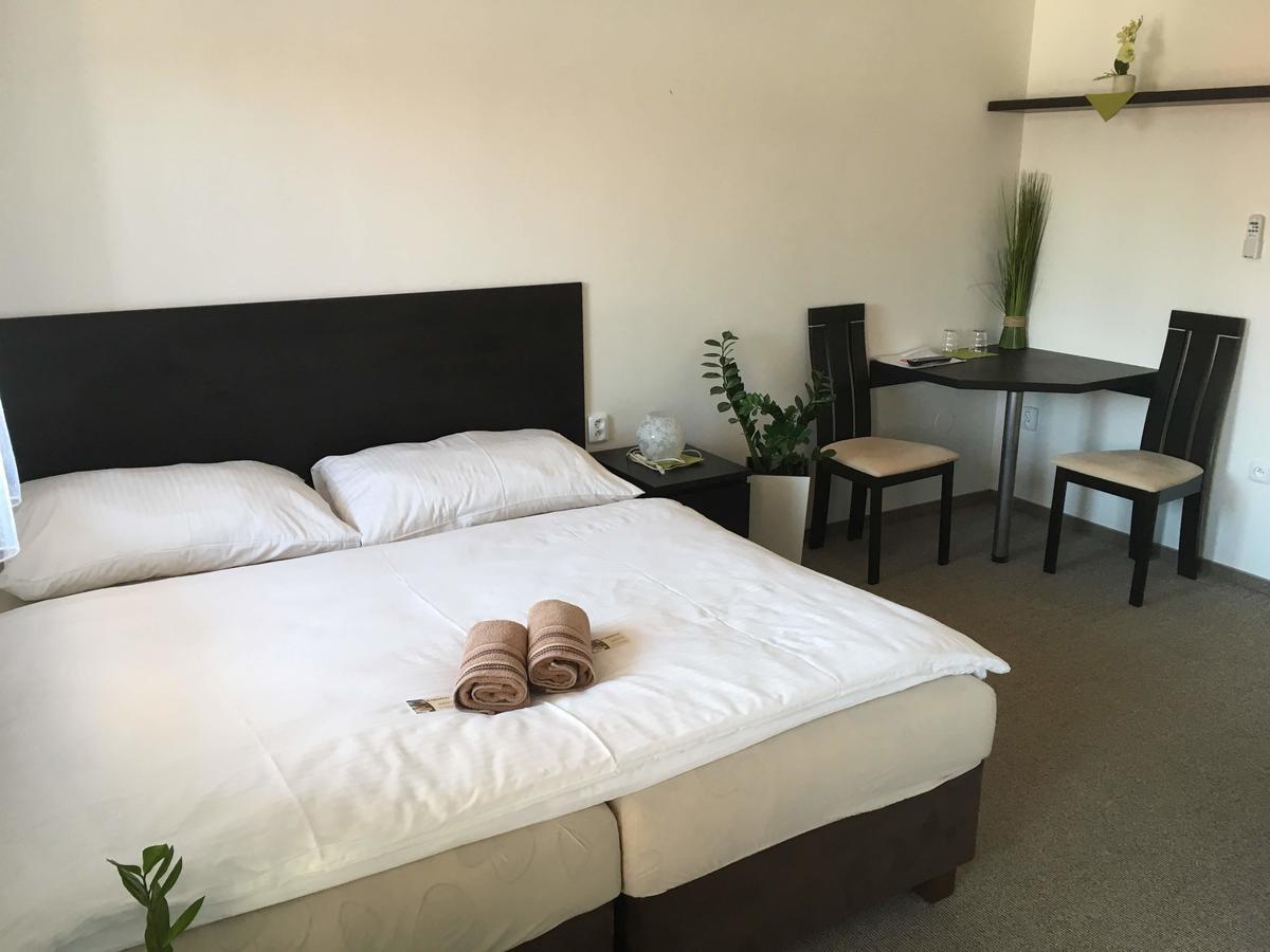 Hotel Jordanek Opočno エクステリア 写真